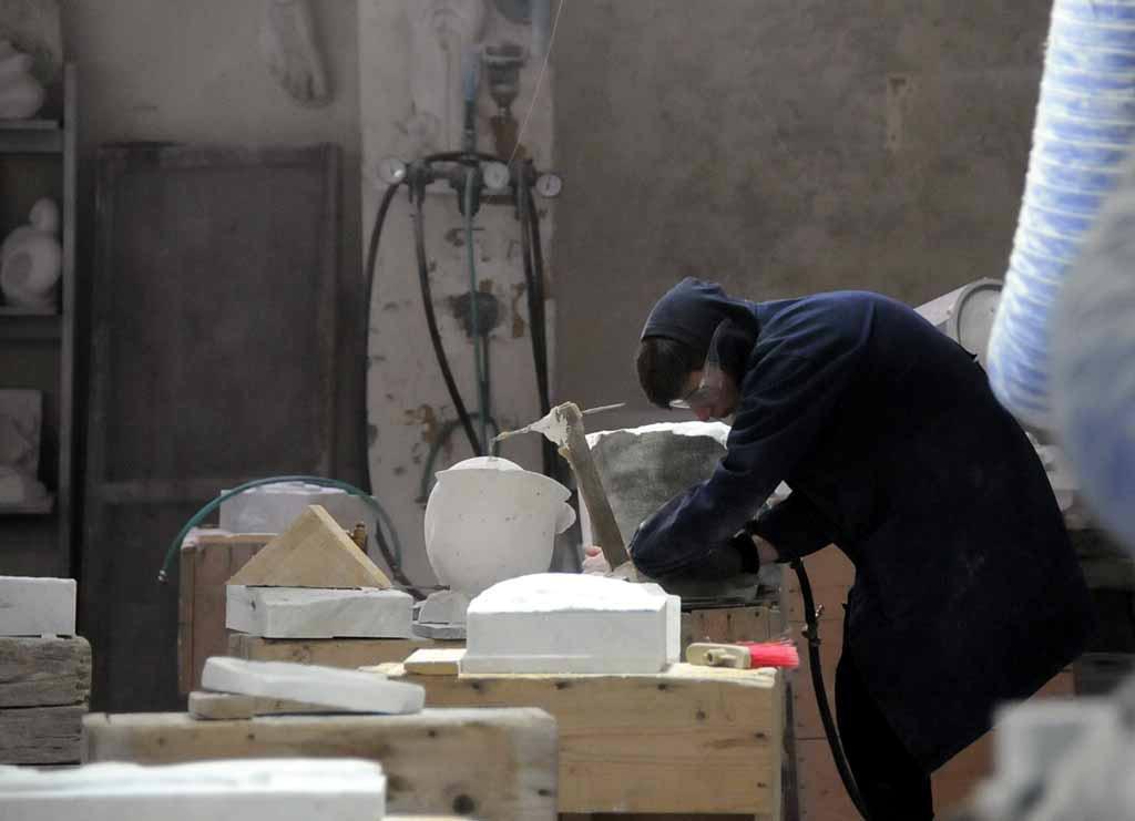 Attività in un laboratorio del marmo all'istituto Tacca