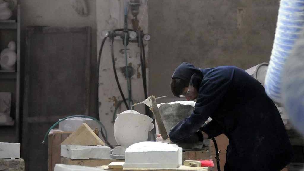 Attività in un laboratorio del marmo all'istituto Tacca