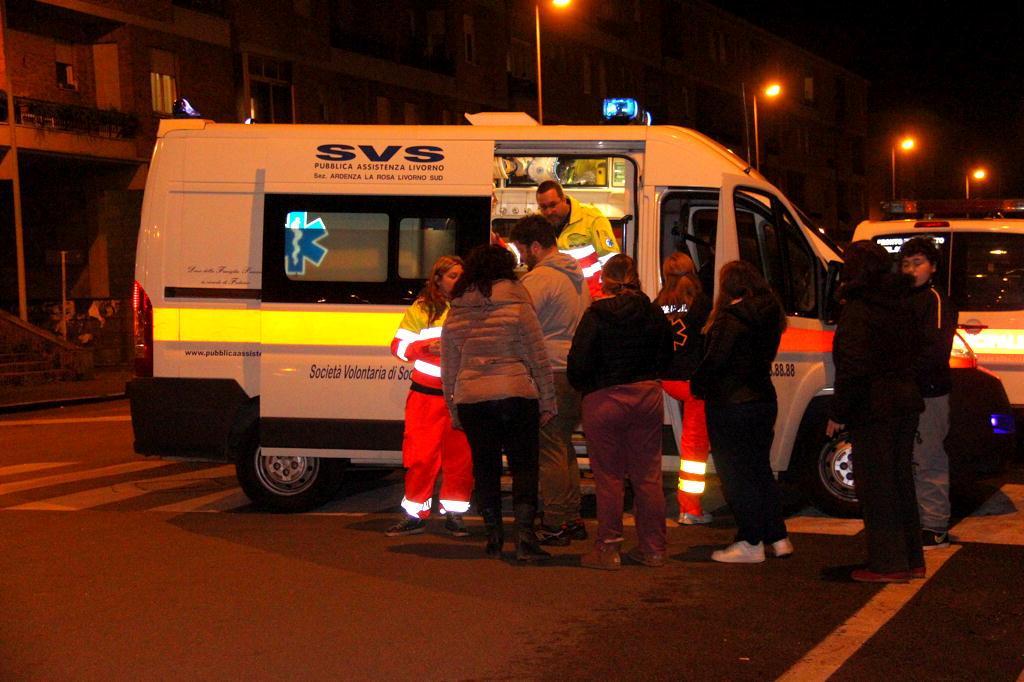 I volontari dell'ambulanza e il medico hanno cercato di salvare l'automobilista colpito da infarto