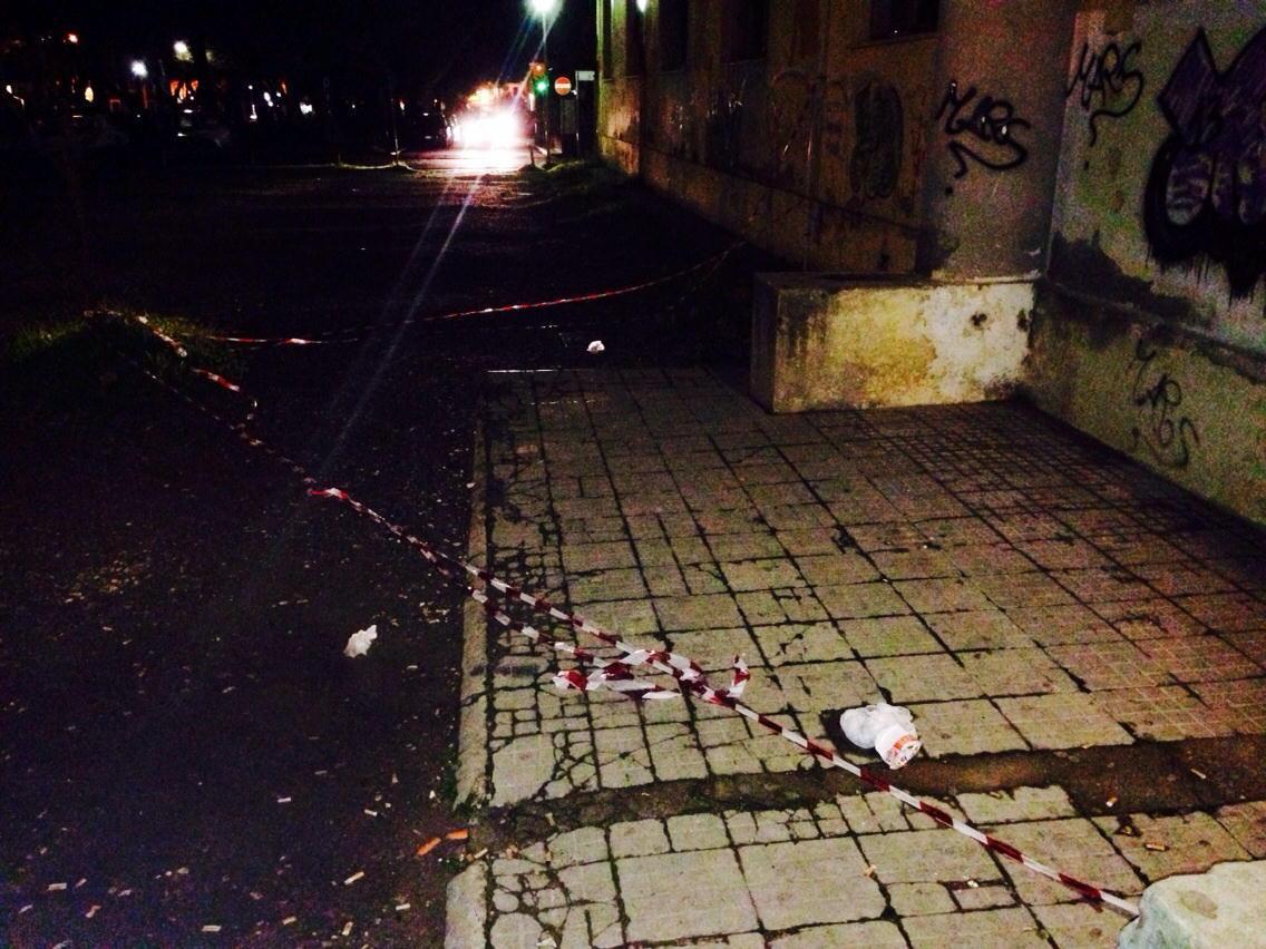 Il cortile transennato dopo la caduta dei calcinacci