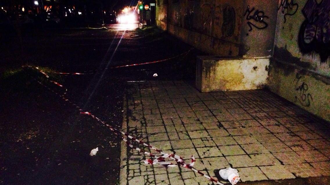 Il cortile transennato dopo la caduta dei calcinacci