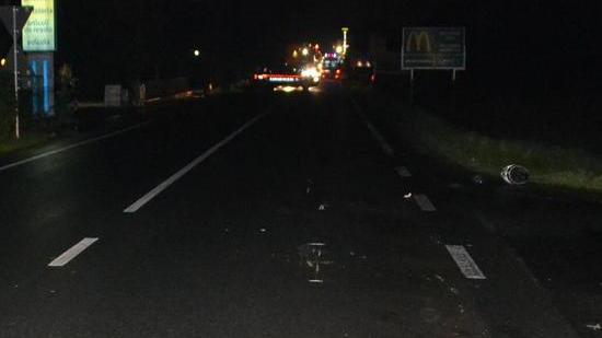 Muore in moto contro una macchina