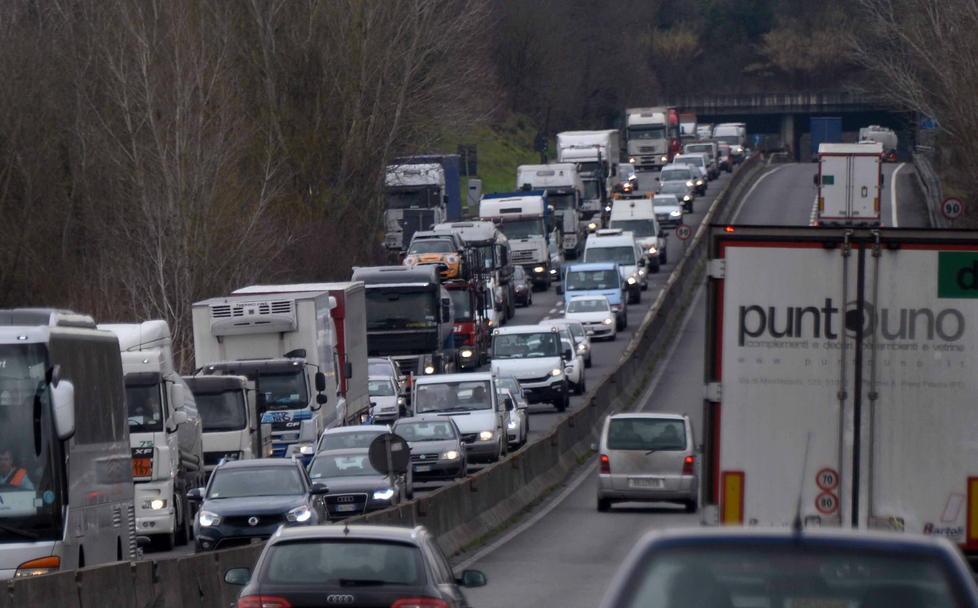 Scontro tra un camion e 2 auto viabilità in tilt sulla Fi-Pi-Li