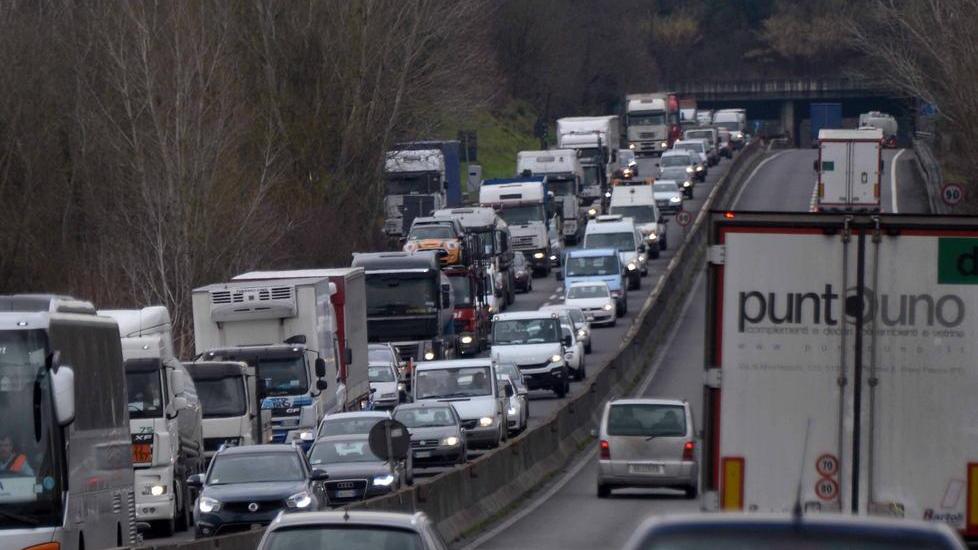 Scontro tra un camion e 2 auto viabilità in tilt sulla Fi-Pi-Li