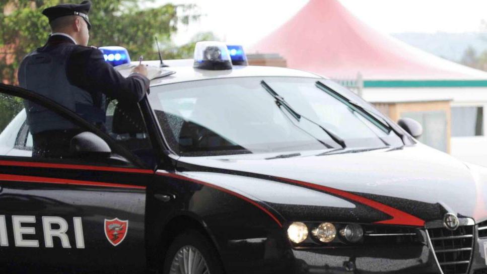 Ruba gasolio da un mezzo aziendale