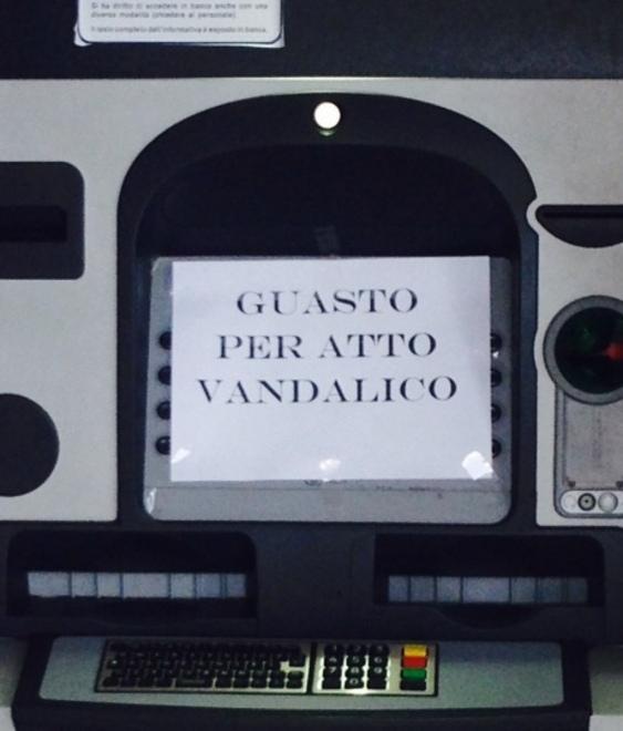 Tessere di carta per mettere fuori servizio il bancomat 