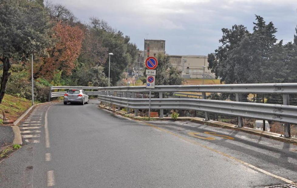 Strada stretta, vietato il transito dei pedoni 