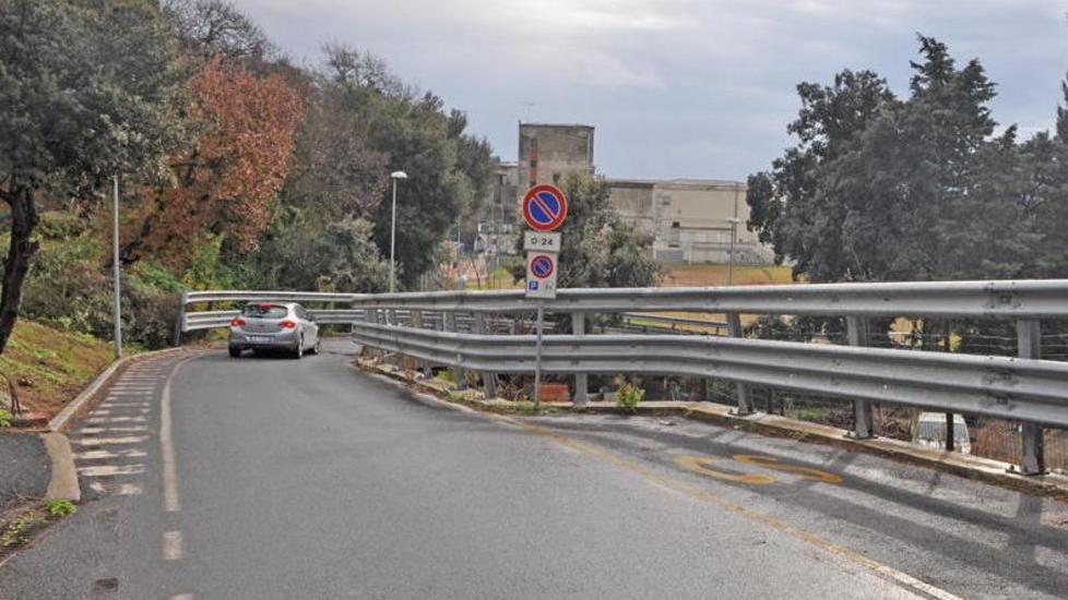 Strada stretta, vietato il transito dei pedoni