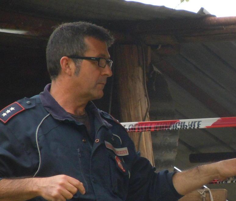 Abbandona i rifiuti del suo locale: nei guai