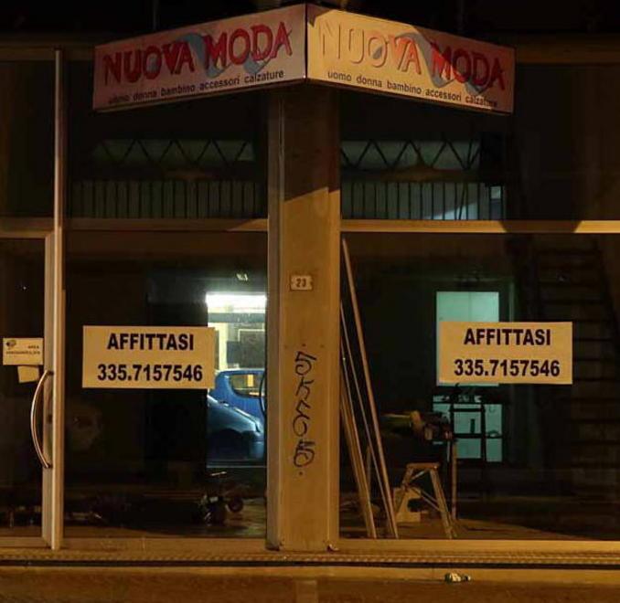 Cinesi in fuga, svuotato negozio 