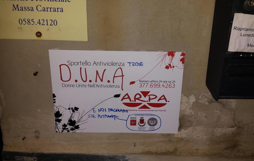 Scritte e insulti contro il centro antiviolenza 