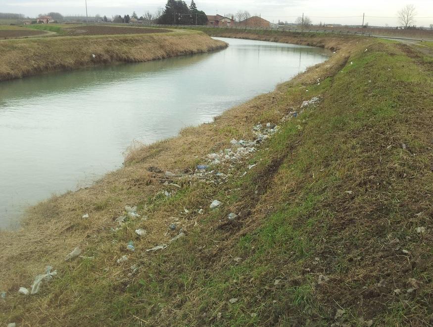 Serravalle, rifiuti su strade e canali Allarme ambiente