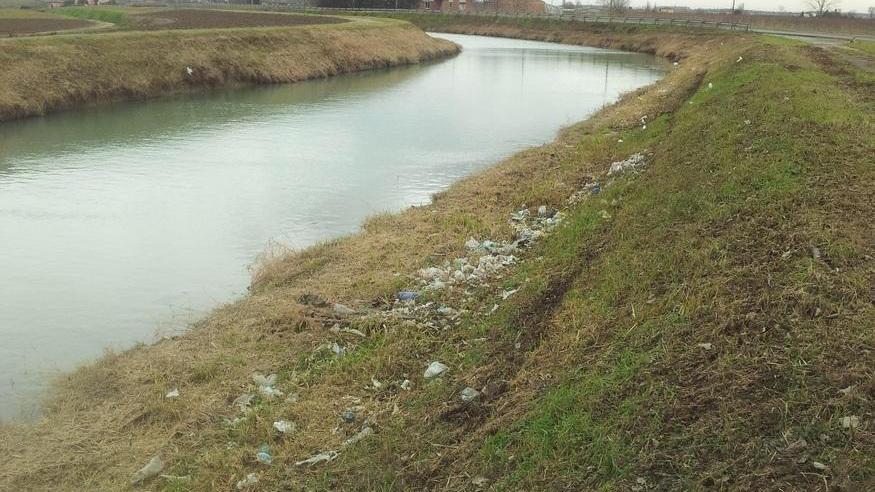 Serravalle, rifiuti su strade e canali Allarme ambiente