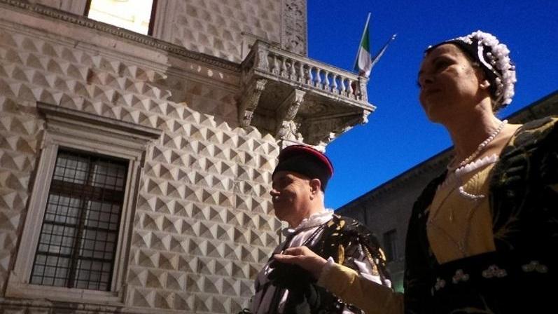 Gare, cortei, omaggi tradizione ma con novità