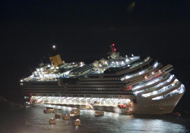 La Concordia durante le fasi di abbandono davanti al porto del Giglio 