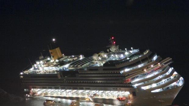 La Concordia durante le fasi di abbandono davanti al porto del Giglio