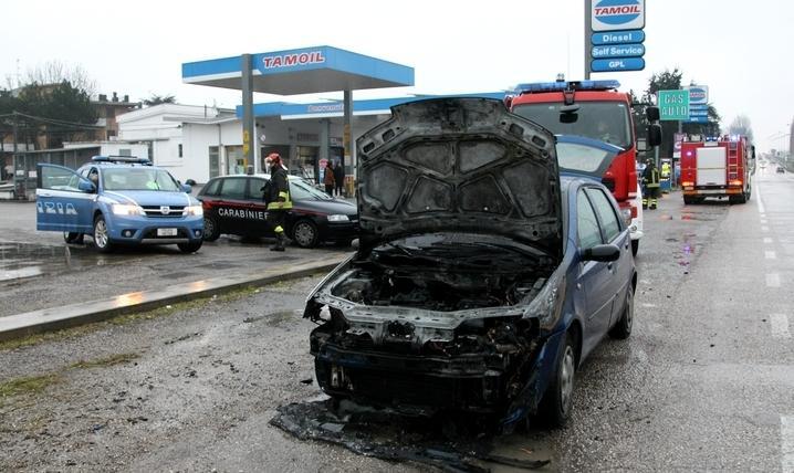 Un’auto a gpl va in fiamme, la conducente esce illesa 