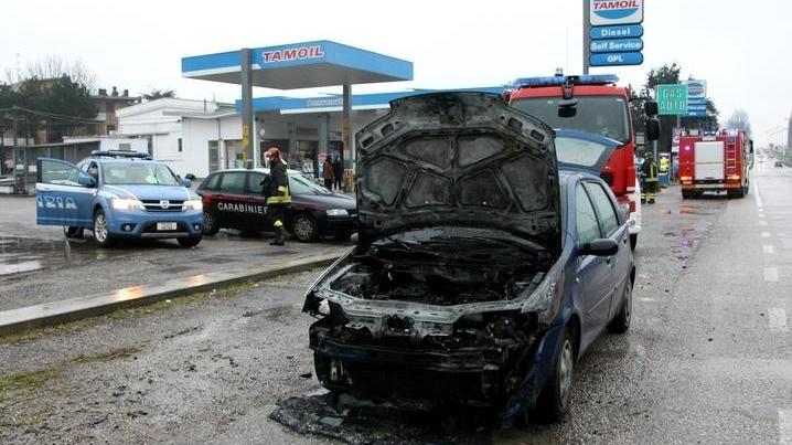 Un’auto a gpl va in fiamme, la conducente esce illesa