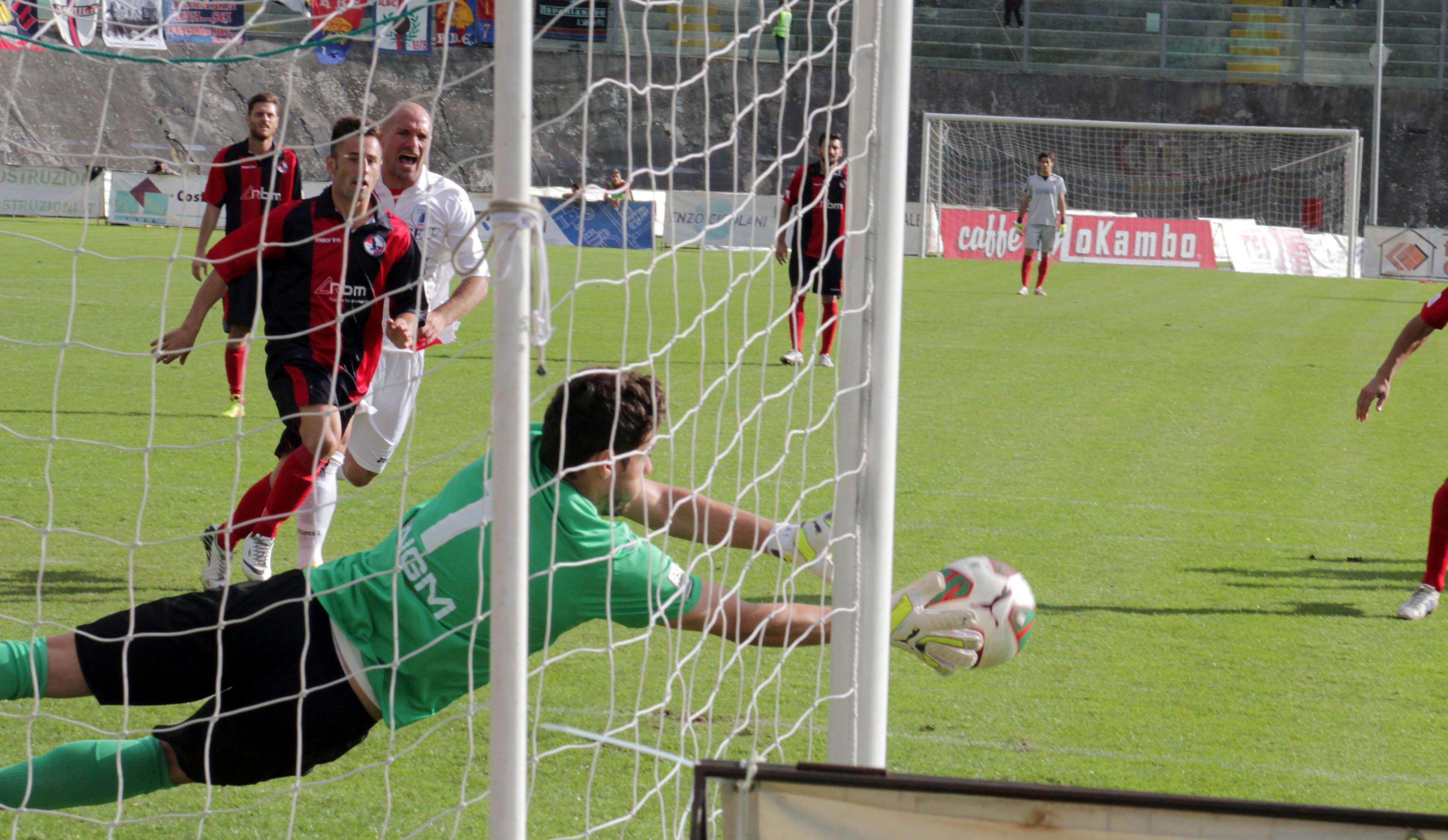 Una parata del portiere nerazzurro Pelagotti