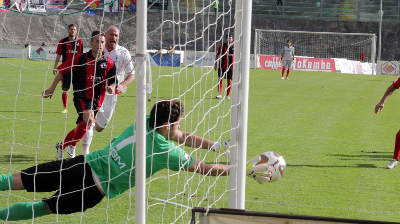 Una parata del portiere nerazzurro Pelagotti