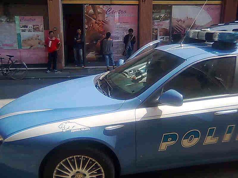 Un'auto della polizia davanti al Centro Massaggi (archivio)