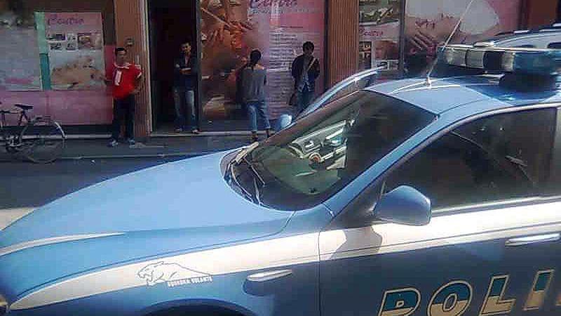 Un'auto della polizia davanti al Centro Massaggi (archivio)