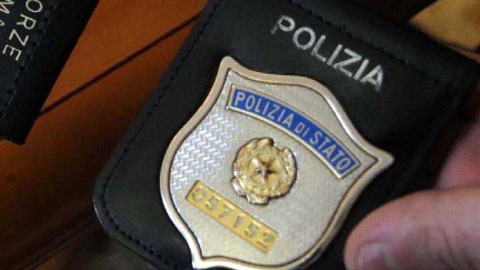 Falso distintivo di polizia Denunciato un sessantenne
