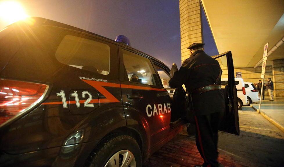 Botte a una ragazza per rapinarla Un arresto in centro 