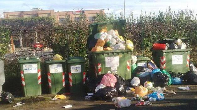 Rifiuti abbandonati vicino alla Conad