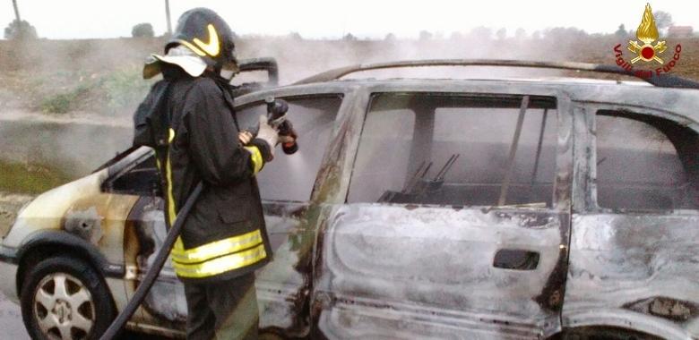 In fiamme un’auto sull’Aurelia