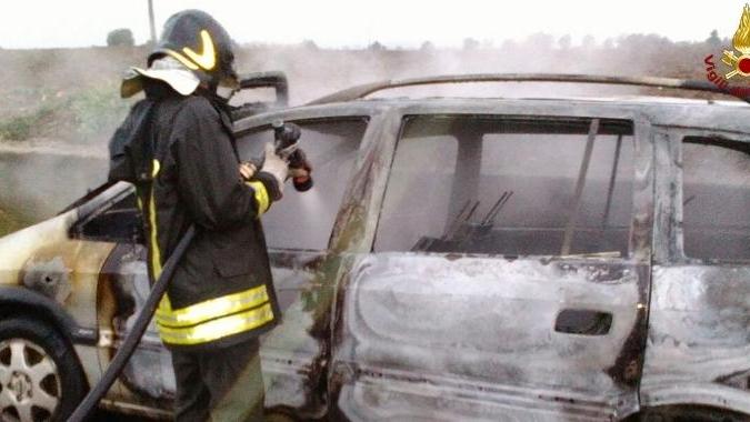 In fiamme un’auto sull’Aurelia
