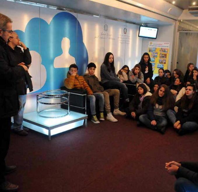 I pericoli di internet: ragazzi a lezione dai poliziotti