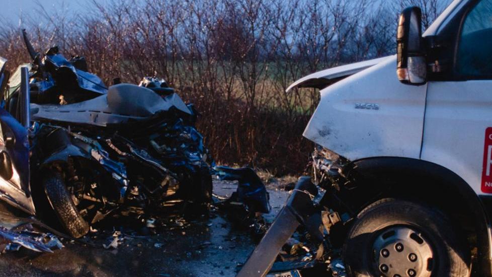Tragico schianto tra auto e furgone: muore un 23enne