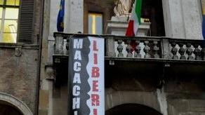 «Macachi liberi», striscione sul terrazzo del Comune