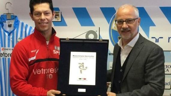 Una targa per bomber Varricchio dall’associazione calciatori