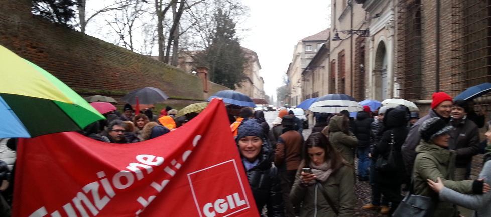 Salta il tavolo sulle Province Sit-in davanti alla Prefettura