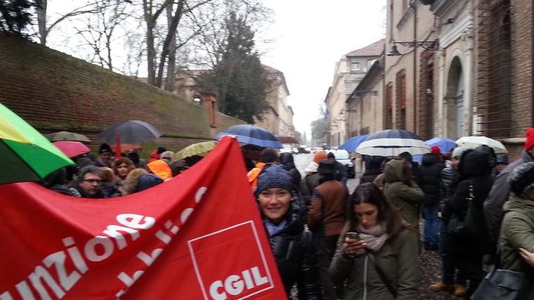 Salta il tavolo sulle Province Sit-in davanti alla Prefettura