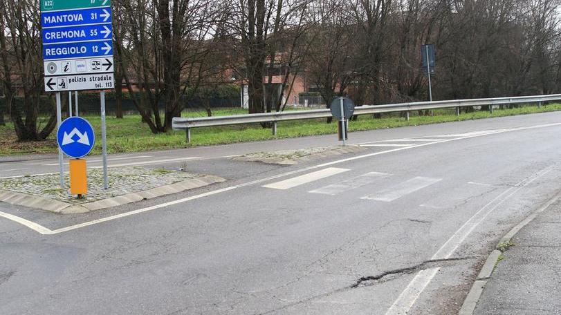 Buche in strada e strisce invisibili