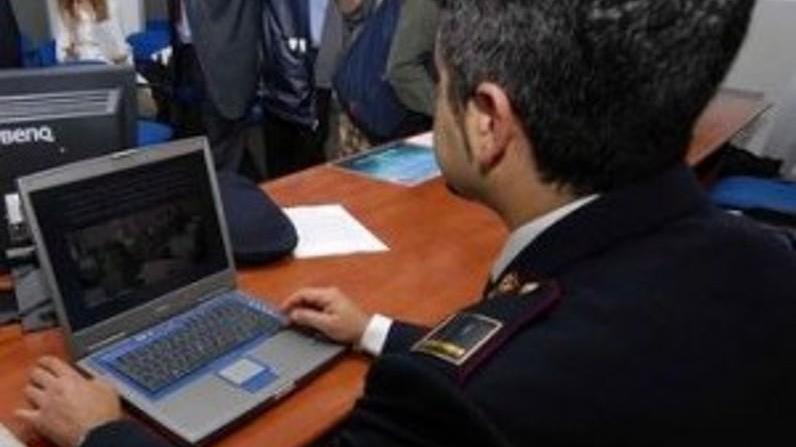Agenti della polizia postale al lavoro
