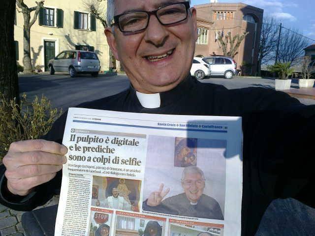 Don Sergio Occhipinti con la pagina del Tirreno 