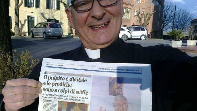 Don Sergio Occhipinti con la pagina del Tirreno