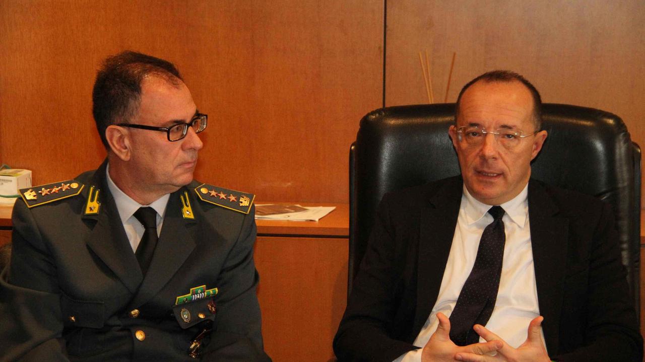 Il procuratore capo di Prato facente funzioni Antono Sangermano, a sinistra il comandante della Guardia di Finanza Gino Reolon