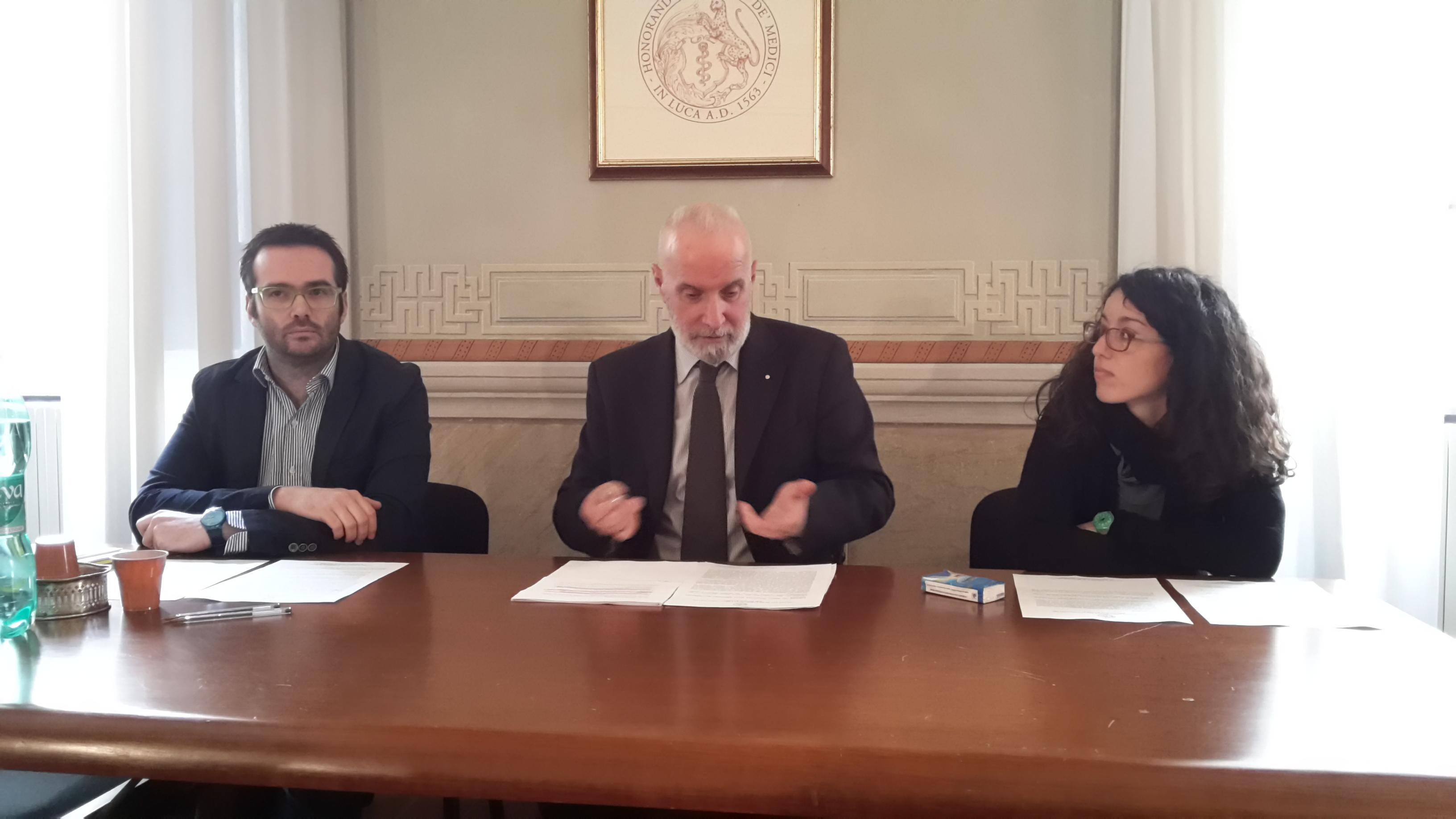 La conferenza stampa all'Ordine dei medici: da sinistra Paolo Iacopetti, il presidente Umberto Quiriconi e Sara Barsotti 