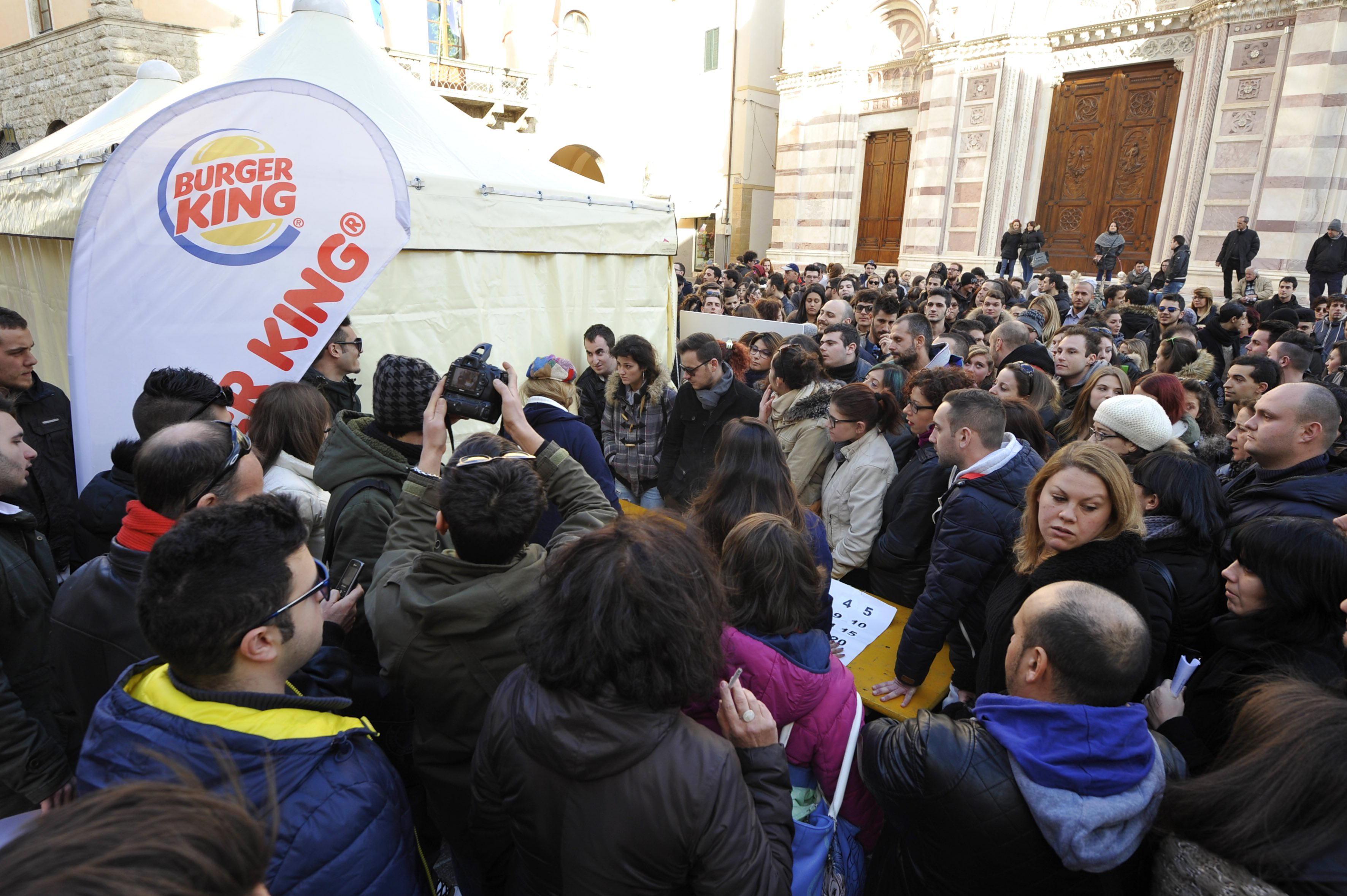 Folla di giovani che cercano un lavoro al Burger King (foto Bf)