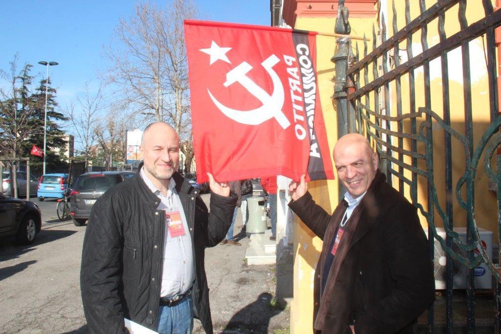 Antonio Gramsci junior (a sinistra) e Marco Rizzo davanti all'ex cinema Aurora