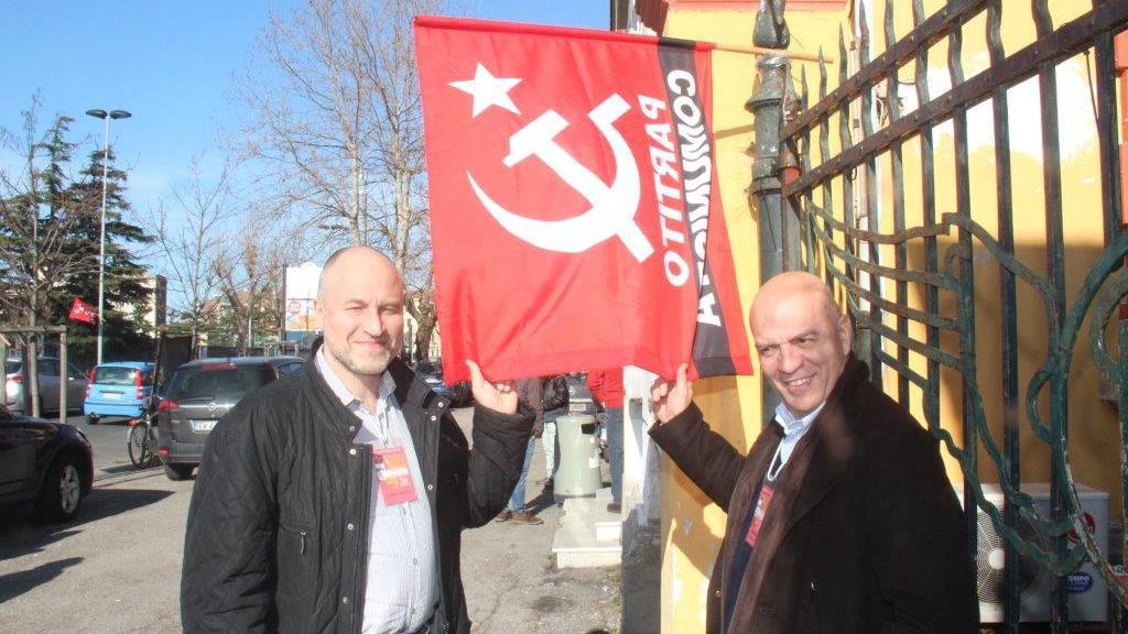Antonio Gramsci junior (a sinistra) e Marco Rizzo davanti all'ex cinema Aurora