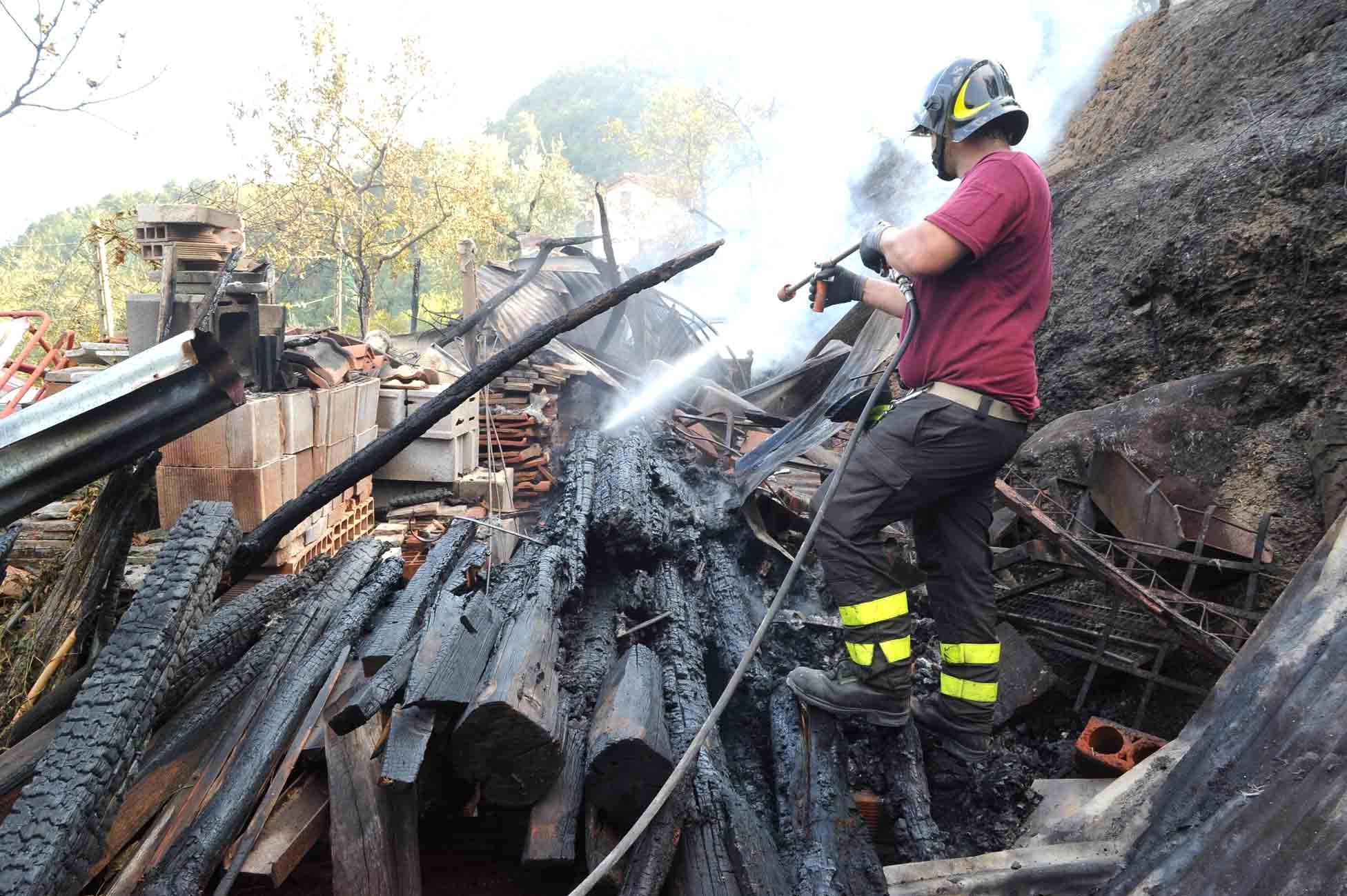 Lo spegnimento di un incendio da parte dei Vigili del fuoco (foto d'archivio)