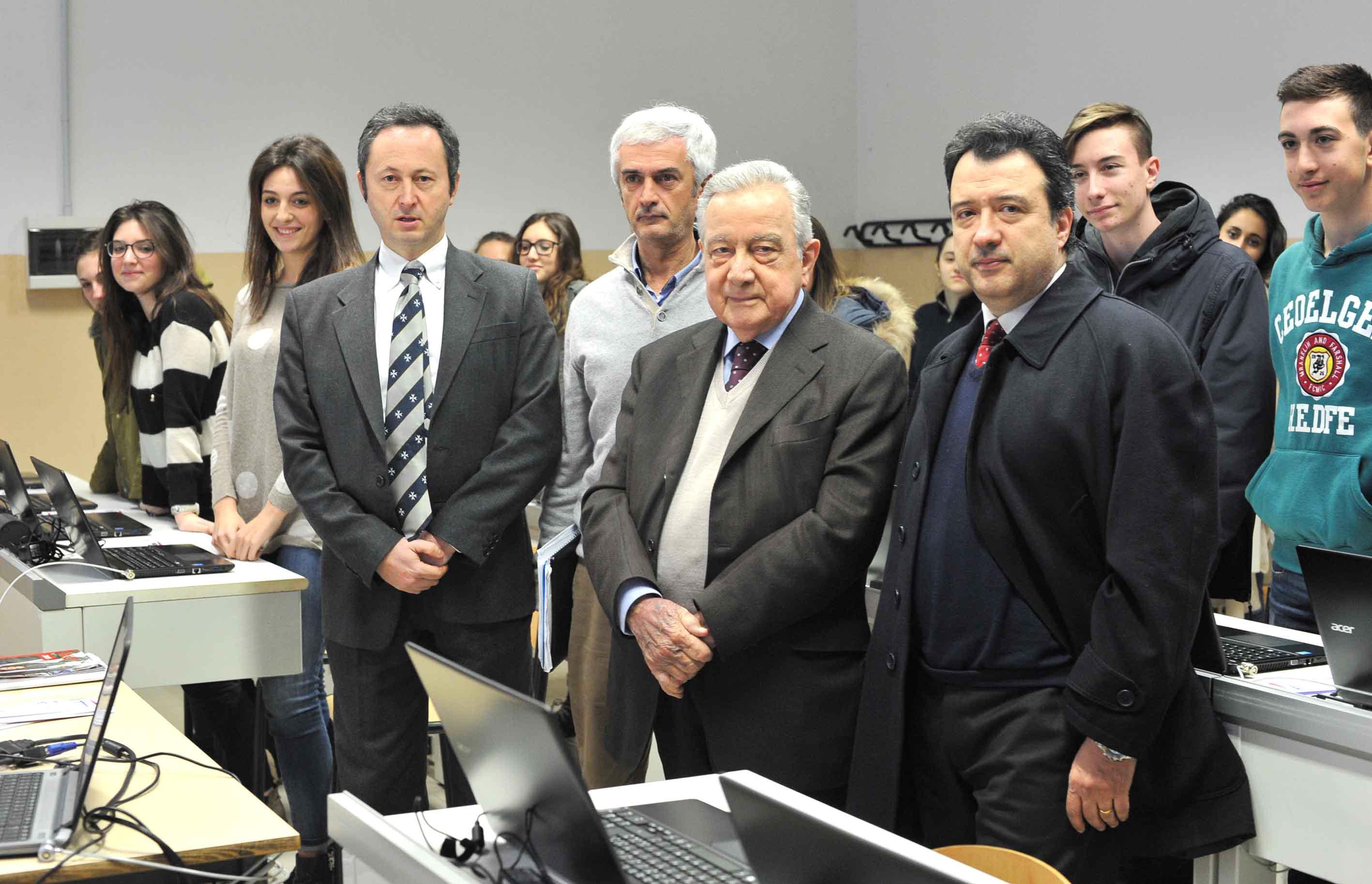 L'inaugurazione della sala multimediale. Al centro Ivano Paci, presidente della Fondazione Caript, alla sua destra Carlo Rai, preside del Pacini