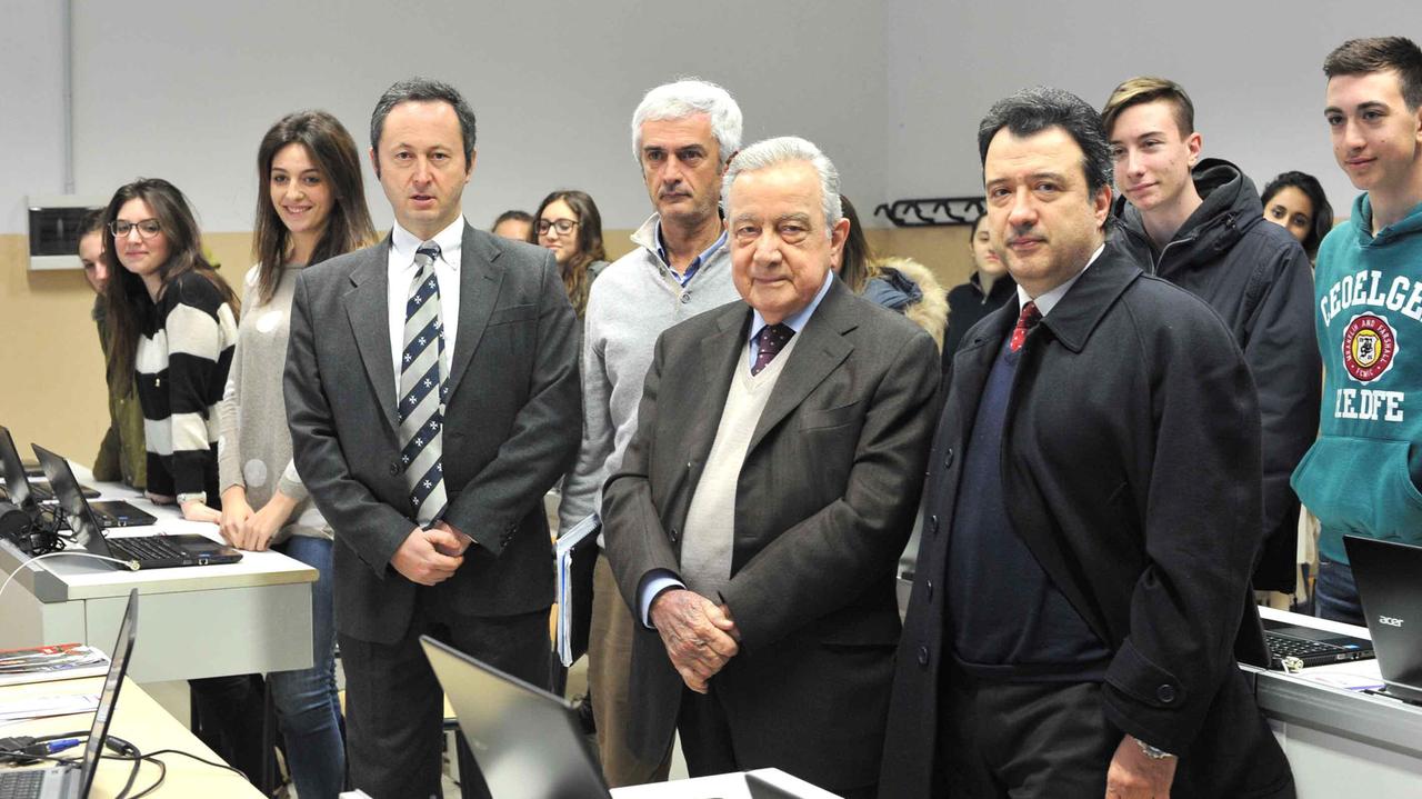 L'inaugurazione della sala multimediale. Al centro Ivano Paci, presidente della Fondazione Caript, alla sua destra Carlo Rai, preside del Pacini