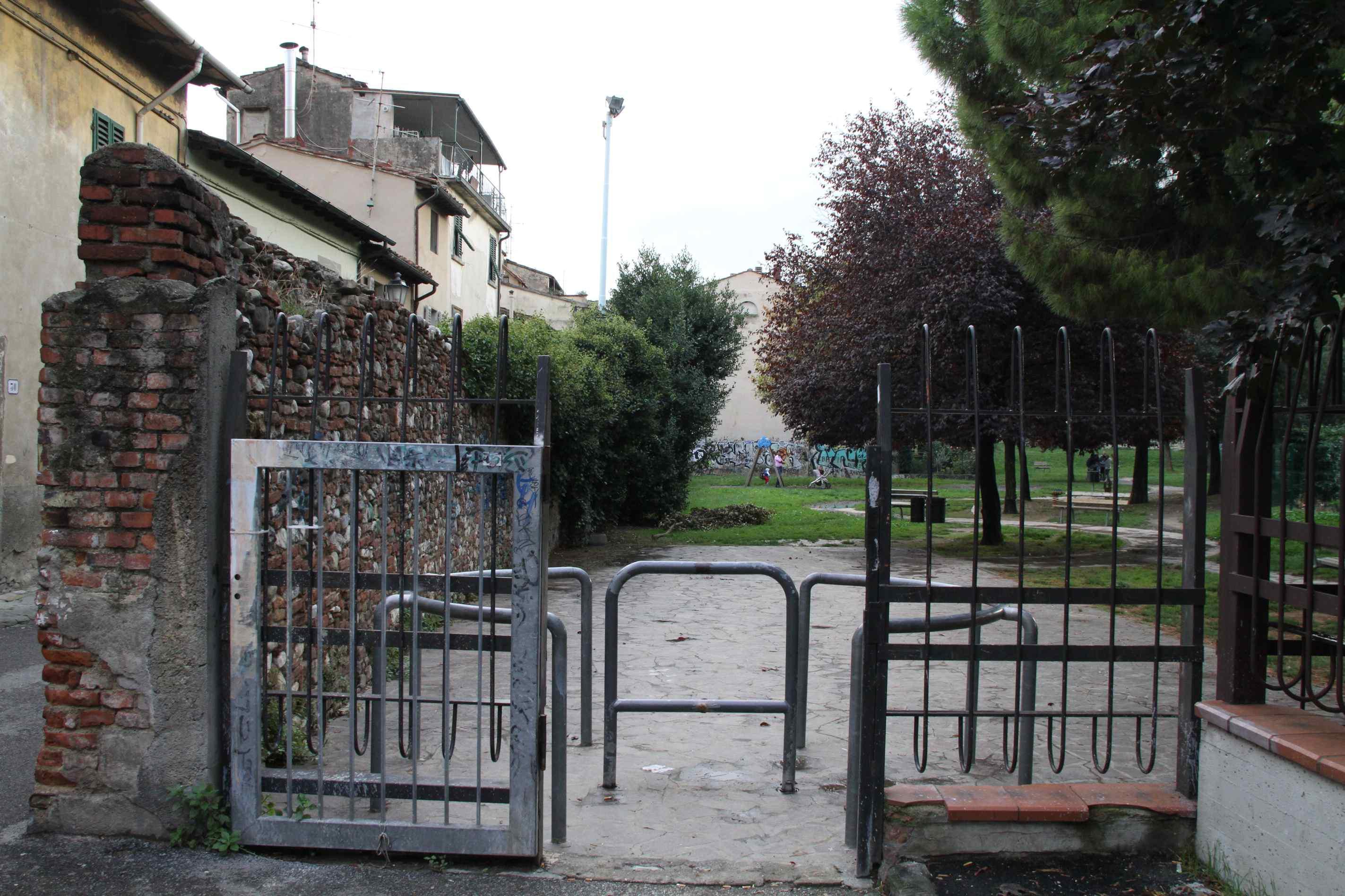 Il cancello d'ingresso dei giardini di Sant'Orsola